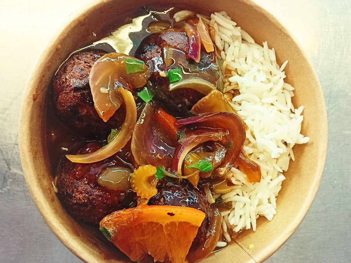 Albondigas veganas en salsa oriental con arroz