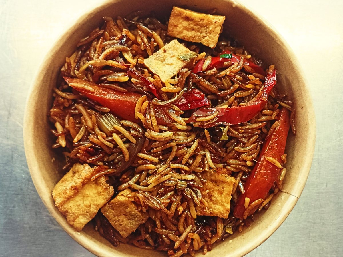 Arroz chaufa con verduras y tofu