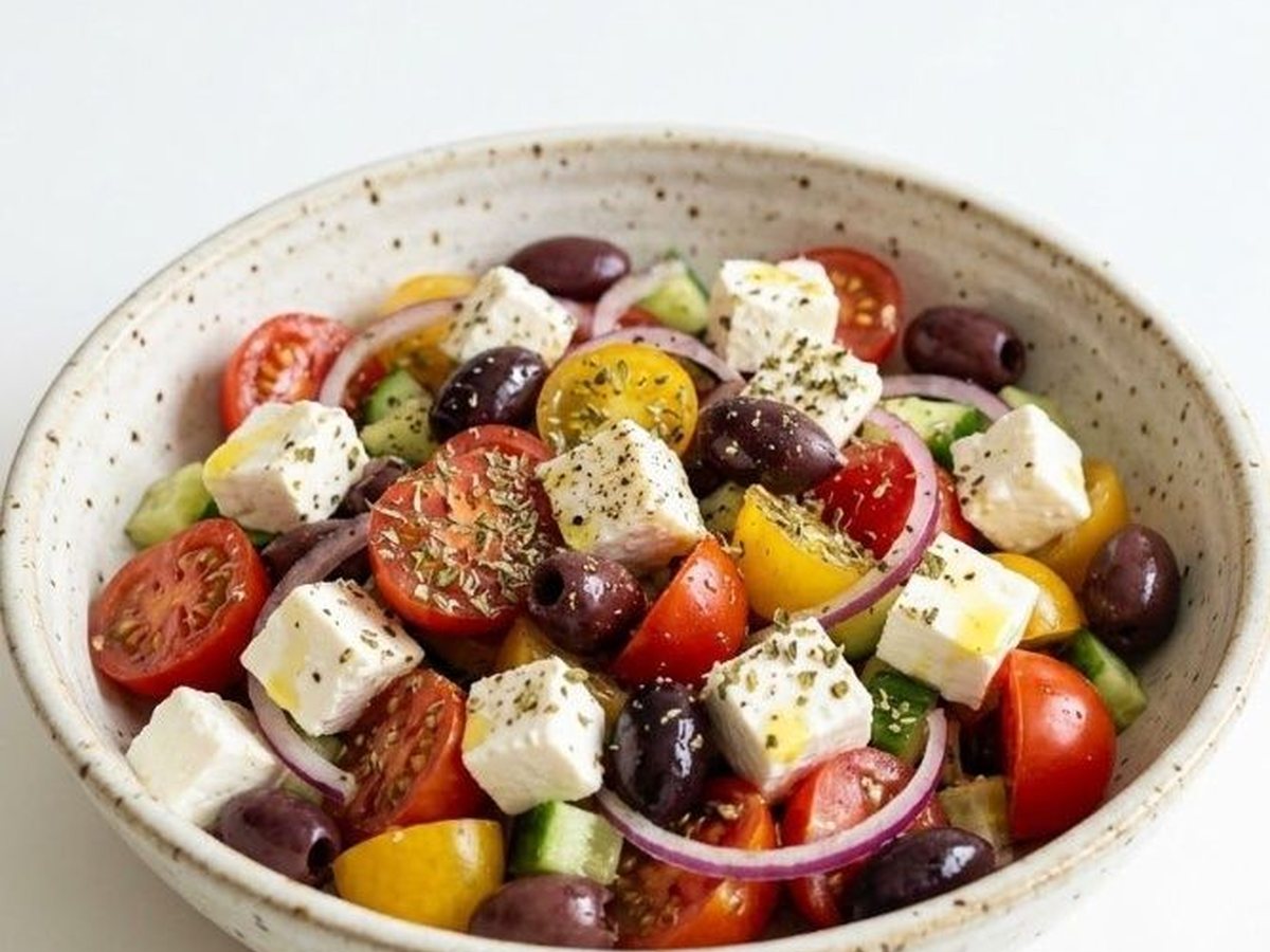 Ensalada griega con tomate, olivas y feta vegano
