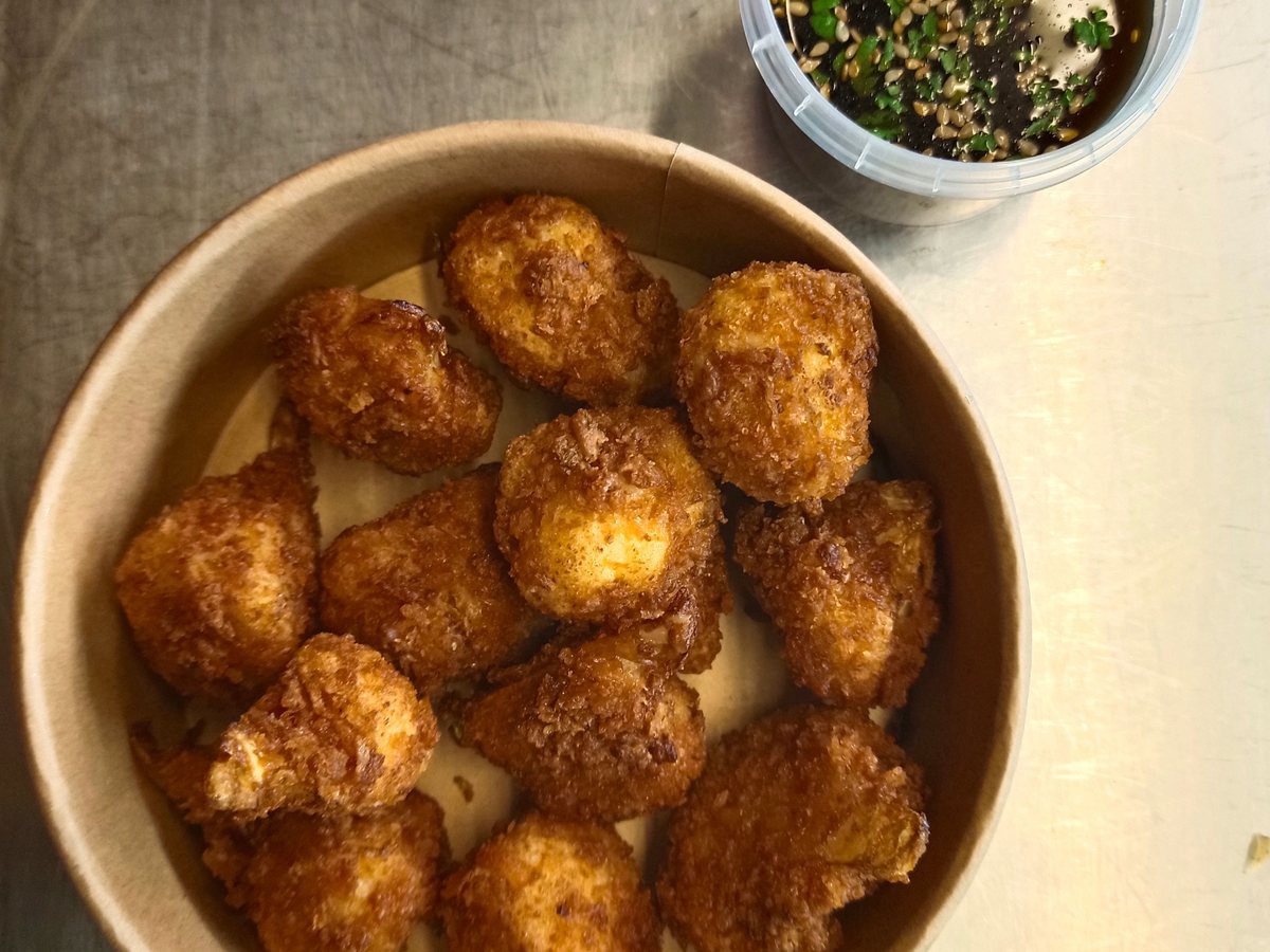 Nuggets crujientes de coliflor con salsa